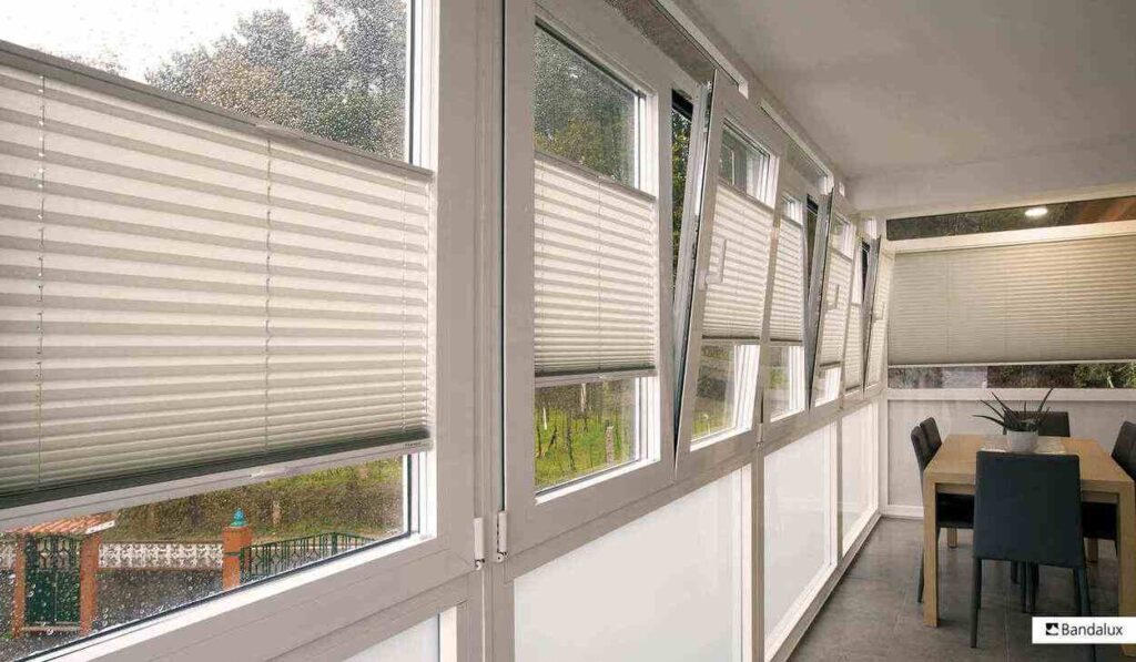 Oficina con cortina plisada