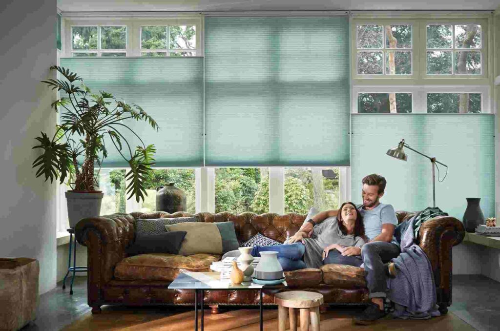 pareja en salón con cortinas