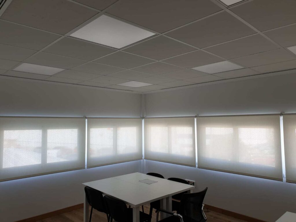 estor enrollable en oficina